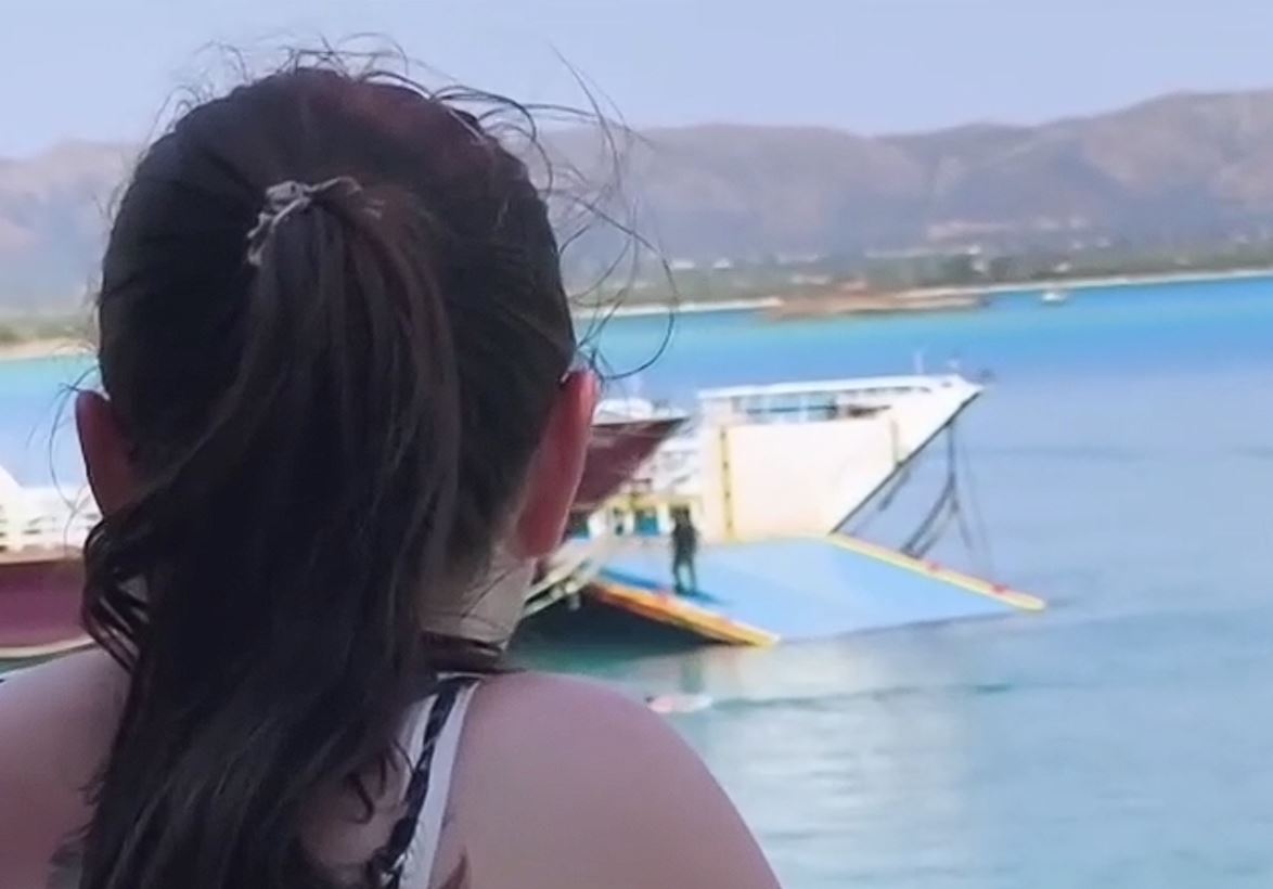 Ελαφόνησος: «Παντόφλα» μπήκε στο λιμάνι με ανοιχτό καταπέλτη – Άνδρας ανέβηκε… κολυμπώντας (Βίντεο)