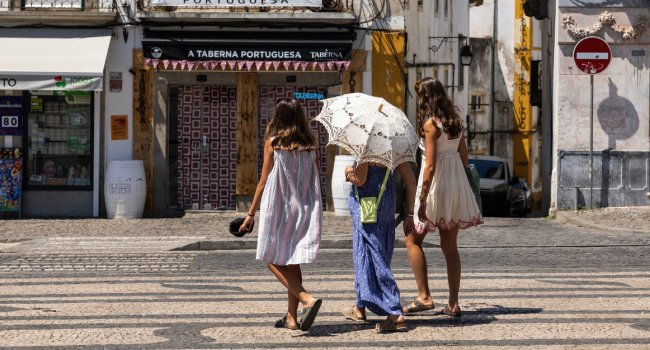 Σε ασφυκτικό κλοιό καύσωνα η Πορτογαλία – Έως και 43°C ο υδράργυρος, αυξημένος ο κίνδυνος πυρκαγιών