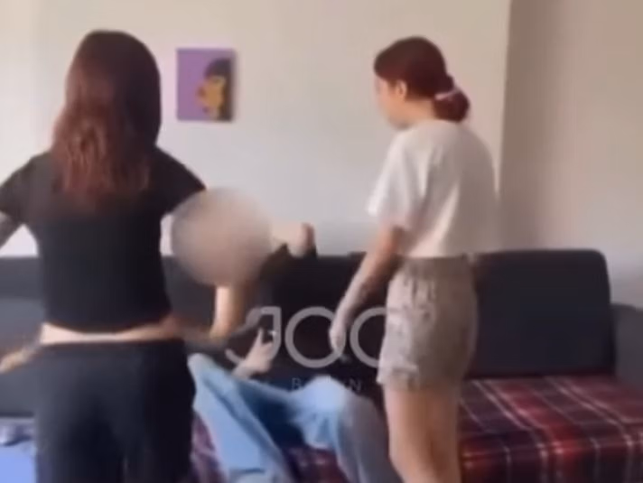 Σοκ στην Αλβανία: Τρεις νεαρές ξυλοκόπησαν 17χρονη και κατέγραψαν την επίθεση σε βίντεο – Σοκαριστικά πλάνα