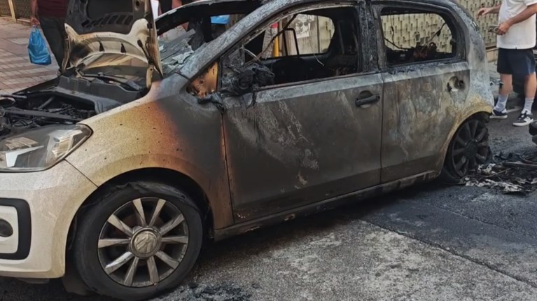 Κυψέλη: Στάχτη ΙΧ μετά από φωτιά σε ηλεκτρικό πατίνι – Πανικός από την έκρηξη στη μέση του δρόμου (Βίντεο)