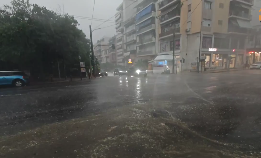 Στο έλεος της κακοκαιρίας η χώρα: 165 κλήσεις στην Πυροσβεστική – Έχουν πέσει πάνω από 112.000 κεραυνοί – Διακοπή δρομολογίων στον Προαστιακό –  (Βίντεο)