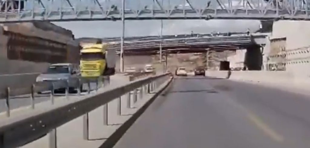 Flyover: Ποινική δίωξη στον οδηγό του γερανοφόρου – Το βίντεο που κατέγραψε την πρόσκρουση