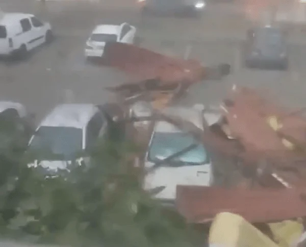 Σφοδρή κακοκαιρία στα Βαλκάνια: Ένας νεκρός, δεκάδες τραυματίες και εκτεταμένες καταστροφές (Βίντεο)