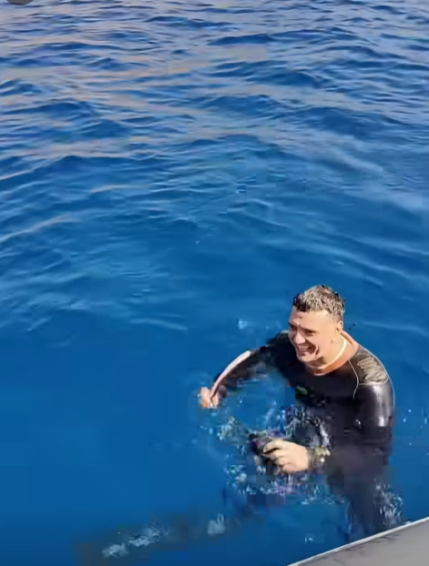 Βασίλης Κικίλιας: Κατάδυση στα εμβληματικά νερά της Αμοργού με φόντο το «Απέραντο Γαλάζιο» (Βίντεο)