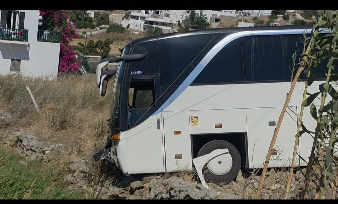 Τρόμος στη Μύκονο: Τουριστικό λεωφορείο βγήκε εκτός πορείας στην Άνω Μερά (Βίντεο)