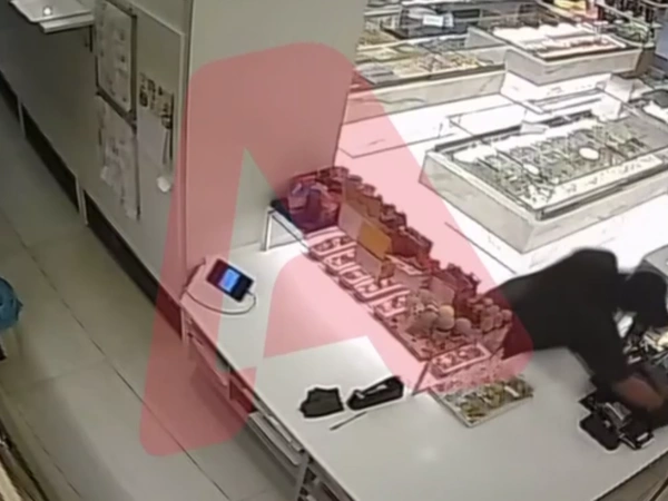 Νίκαια: Επιχείρησε να ληστέψει ζαχαροπλαστείο με ψεύτικο όπλο – Η υπάλληλος τον καταδίωξε με σφουγγαρίστρα (Βίντεο)