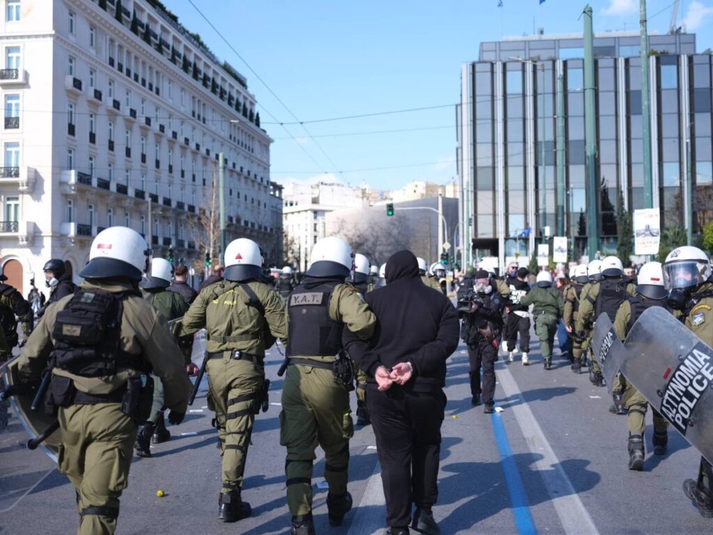 Δύο συλλήψεις για μολότοφ και εκρηκτικούς μηχανισμούς στη συγκέντρωση για τα Τέμπη