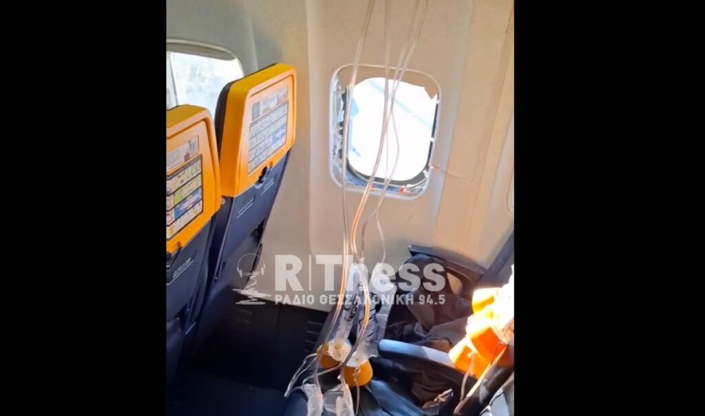 Πτήση Ryanair: Πρόσκρουση ξένου αντικειμένου το πιθανότερο σενάριο για τη θραύση του παραθύρου