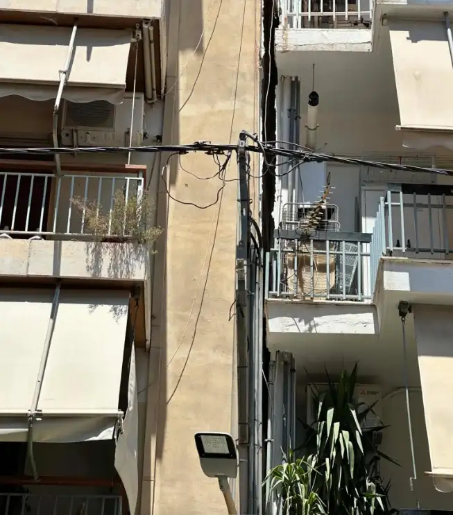 Πετράλωνα: «Υπάρχει πρόβλημα, έχουν διαρροή» – Το μήνυμα μηχανικού πριν σωριαστεί το κτίριο (Βίντεο)