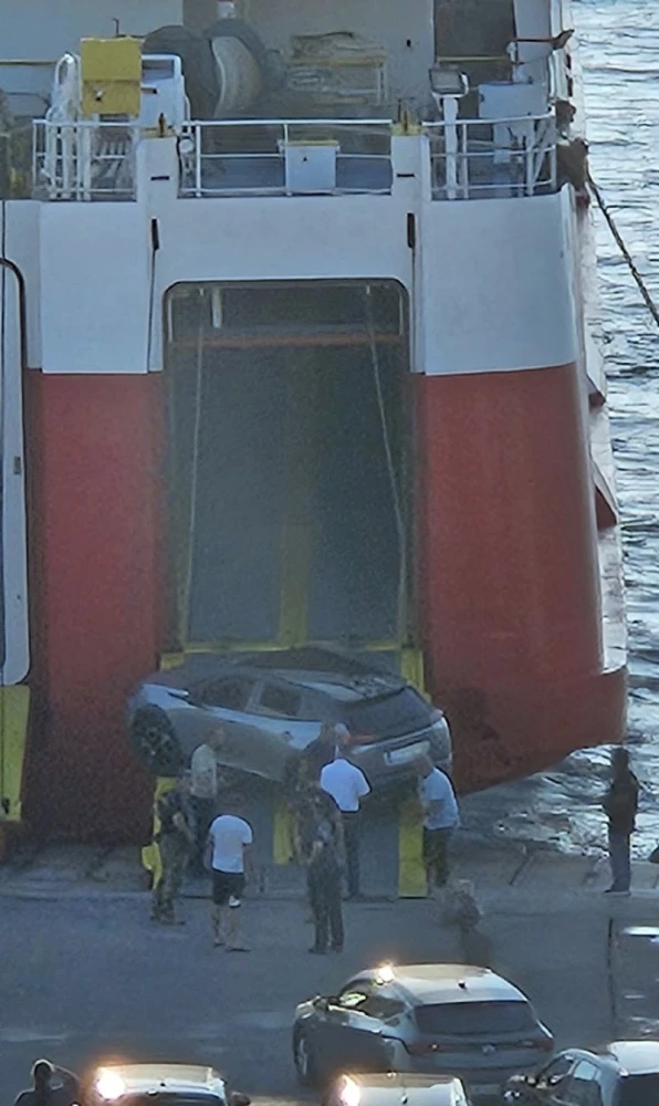 Ραφήνα: Αυτοκίνητο «κόλλησε» στον καταπέλτη πλοίου και προκάλεσε αναστάτωση στο λιμάνι