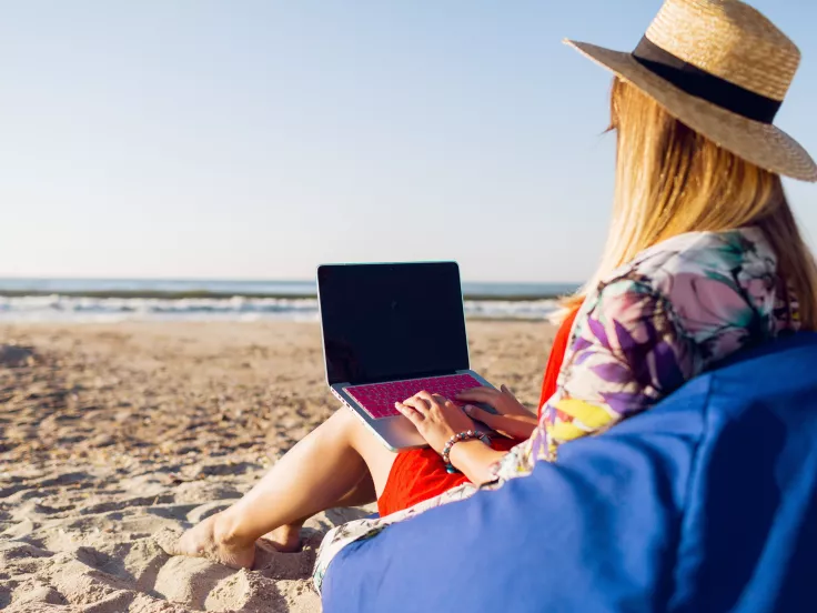 Μια βαλίτσα, ένα laptop και μια νέα ζωή: Πώς η τηλεργασία ξαναζωντανεύει τις μικρές ελληνικές πόλεις (Βίντεο)