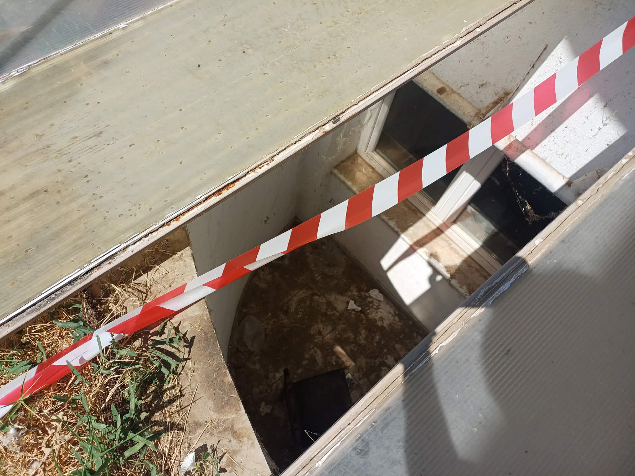 Λάρισα: Ιερέας τραυματίστηκε πέφτοντας σε φωταγωγό ενώ προσπαθούσε να πιάσει τον σκύλο του