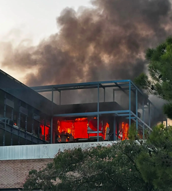 Υπό έλεγχο η φωτιά σε εγκαταλελειμμένο κτήριο στο Ολυμπιακό Χωριό (Βίντεο)