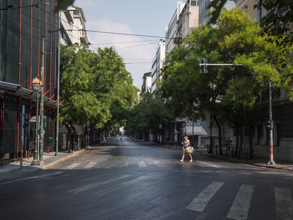 Αθήνα σε ρυθμούς Δεκαπενταύγουστου: Άδειοι δρόμοι και εικόνες πόλης-«φάντασμα» (Βίντεο)