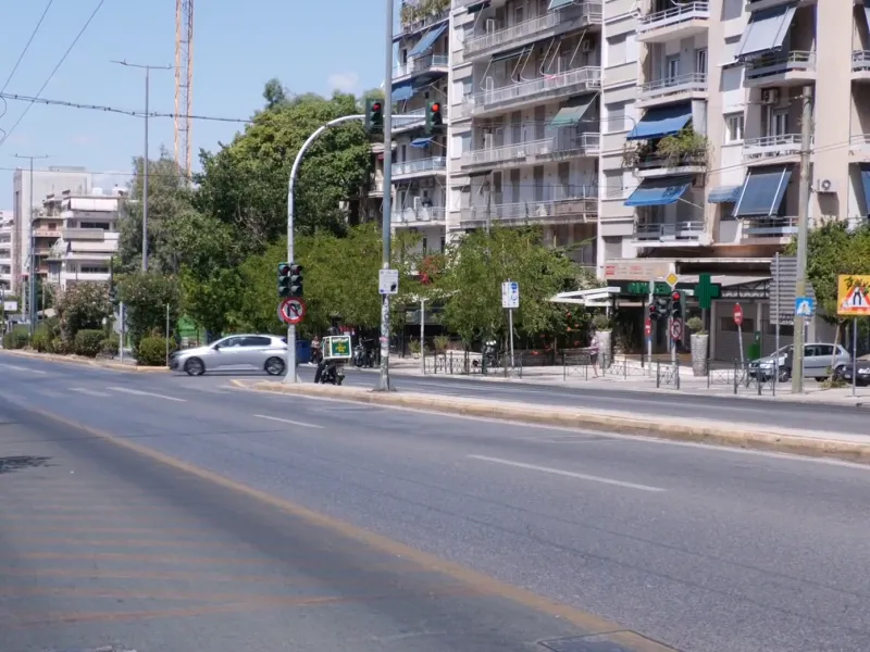 Δεκαπενταύγουστος στην Αθήνα: Άδειοι δρόμοι και εικόνες πόλης που «πάγωσε» στον χρόνο