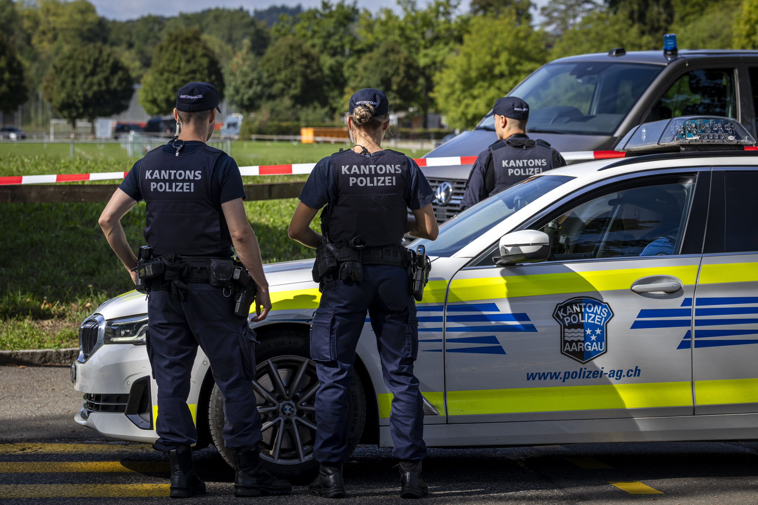 epa13199736 Police officers secure the area around the Schachen horse racing track following a shooting, in Aarau, Switzerland, 30 August 2026. One person was killed and five others were injured in an overnight shooting during a rave event near the horse racing track in Aarau's Schachen district, according to the local police.