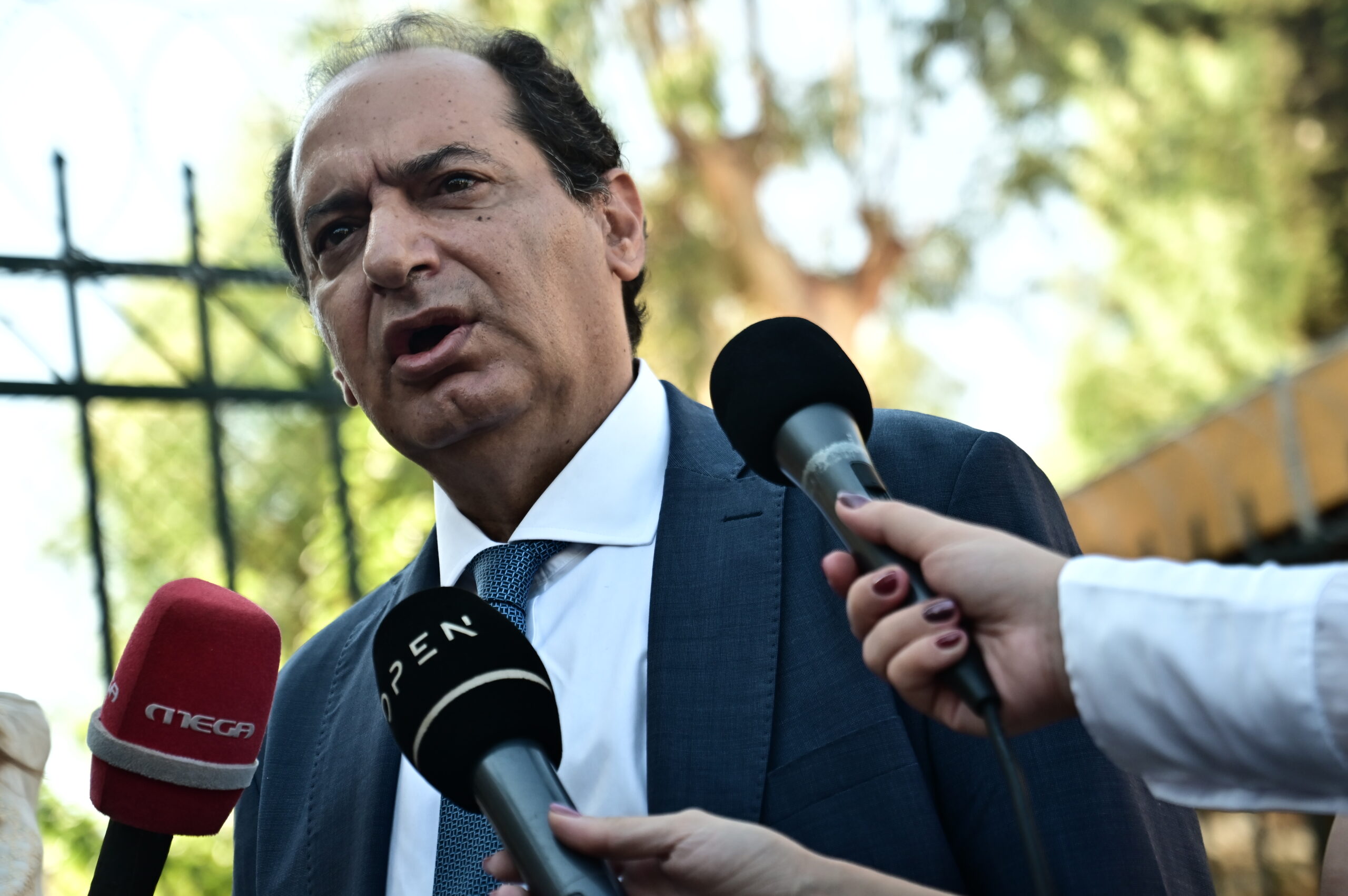Δίκη ενώπιον του Β' Μονομελούς Πλημμελειοδικείου της Αθήνας, για την υπόθεση των υποκλοπών μέσω του κακόβουλου λογισμικού Predator, με κατηγορούμενους τέσσερις νομίμους εκπροσώπους των εμπλεκόμενων εταιρειών, Τετάρτη 24 Σεπτεμβρίου 2025. Η κατηγορία σε βάρος των τεσσάρων, δύο Έλληνες και ένα ζευγάρι αλλοδαπών, αφορά παραβίαση του απορρήτου των επικοινωνιών. Οι πράξεις, σύμφωνα με την κατηγορία, τελέστηκαν την περίοδο 2020-2021. Υποστήριξη της κατηγορίας έχουν δηλώσει ο πρόεδρος του ΠΑΣΟΚ Νίκος Ανδρουλάκης, ο πρώην υπουργός Χρήστος Σπίρτζης και ο δημοσιογράφος Θανάσης Κουκάκης, οι οποίοι ήταν θύματα των τηλεφωνικών υποκλοπών.