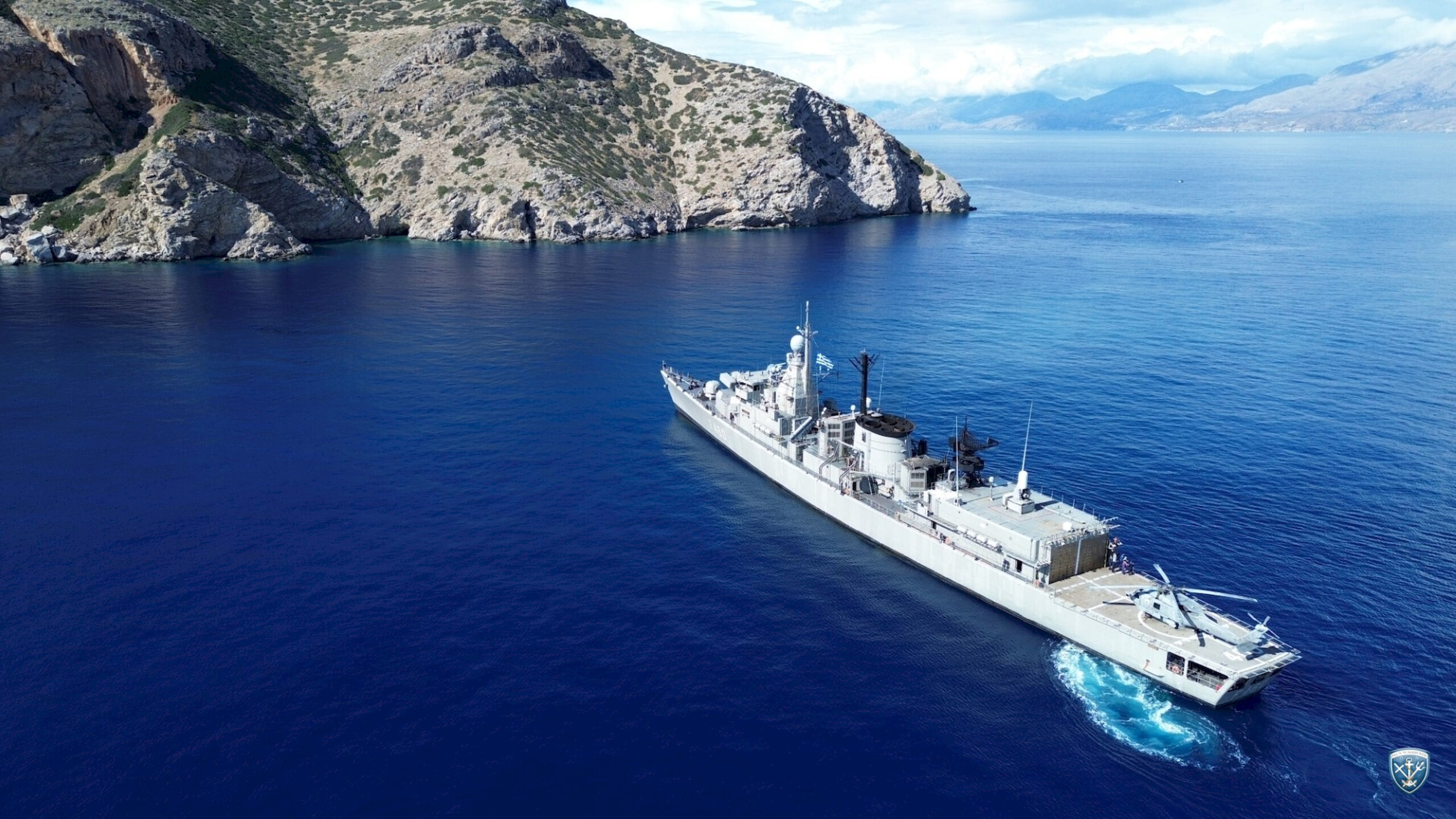 Από την Κυριακή 02 έως το Σάββατο 08 Νοεμβρίου 2025, διεξήχθη η Άσκηση «ΝΗΡΗΙΣ 25», με δραστηριότητες εν όρμω, στο Ναύσταθμο Κρήτης (ΝΚ) και το Κέντρο Ναυτικής Αποτροπής (ΚΕΝΑΠ), καθώς και εν πλώ, στην ευρύτερη θαλάσσια περιοχή της νήσου Κρήτης. Η Άσκηση «ΝΗΡΗΙΣ» είναι πολυεθνική Άσκηση τύπου INVITEX (Invitation Exercise) που διοργανώνεται ετησίως από το Πολεμικό Ναυτικό με σκοπό την εξάσκηση σε διαδικασίες, τόσο επί των κλασικών μορφών ναυτικού πολέμου, όσο και επί των σύγχρονων μορφών απειλών σε θέματα θαλάσσιας ασφάλειας. Από ελληνικής πλευράς, το Πολεμικό Ναυτικό συμμετείχε με Πλοία και μέσα των Διοικήσεων, Φρεγατών (ΔΦΓ), Ταχέων Σκαφών (ΔΤΣ), Υποβρυχίων (ΔΥ), Αμφιβίων Δυνάμεων (ΔΑΔ), Ναρκοπολέμου (ΔΝΑΡ), Πλοίων Επιτήρησης (ΔΠΕ), Αεροπορίας Ναυτικού (ΔΑΝ), Υποβρυχίων Καταστροφών (ΔΥΚ), μέσα και προσωπικό του Στρατού Ξηράς, της Πολεμικής Αεροπορίας, και της Διοίκησης Ειδικού Πολέμου (ΔΕΠ), ενώ συμμετείχαν και πολεμικά πλοία από το Ισραήλ, καθώς και επιτελείς από την Αίγυπτο, τη Βουλγαρία και το Ισραήλ. Κατά τη διάρκεια της εν πλω φάσης της Άσκησης, ελληνικά και ισραηλινά πολεμικά πλοία και μέσα διεξήγαγαν σειρά επιχειρησιακών σεναρίων, με έμφαση στον πόλεμο επιφανείας, στον αντιαεροπορικό πόλεμο καθώς και σε σύνθετα γυμνάσια προχωρητικών ελιγμών. Η Άσκηση ανέδειξε το εξαιρετικό επίπεδο συνεργασίας και αμοιβαίας κατανόησης μεταξύ των δύο ναυτικών, ενισχύοντας περαιτέρω τη διαλειτουργικότητα, την επιχειρησιακή ετοιμότητα και την ικανότητα διεξαγωγής συνδυασμένων ναυτικών επιχειρήσεων. Η Άσκηση «ΝΗΡΗΙΣ 25» συνέβαλε σημαντικά στην ενίσχυση της επιχειρησιακής αποτελεσματικότητας, του συντονισμού και της διαλειτουργικότητας μεταξύ όλων των συμμετεχόντων. Παρείχε μια πολύτιμη ευκαιρία για την ανταλλαγή εμπειριών, τη βελτίωση των κοινών διαδικασιών και την ενίσχυση της αμοιβαίας εμπιστοσύνης, ενισχύοντας έτσι τη συλλογική θαλάσσια ασφάλεια και την περιφερειακή σταθερότητα. Πέμπτη 13 Νοεμβρίου 2025