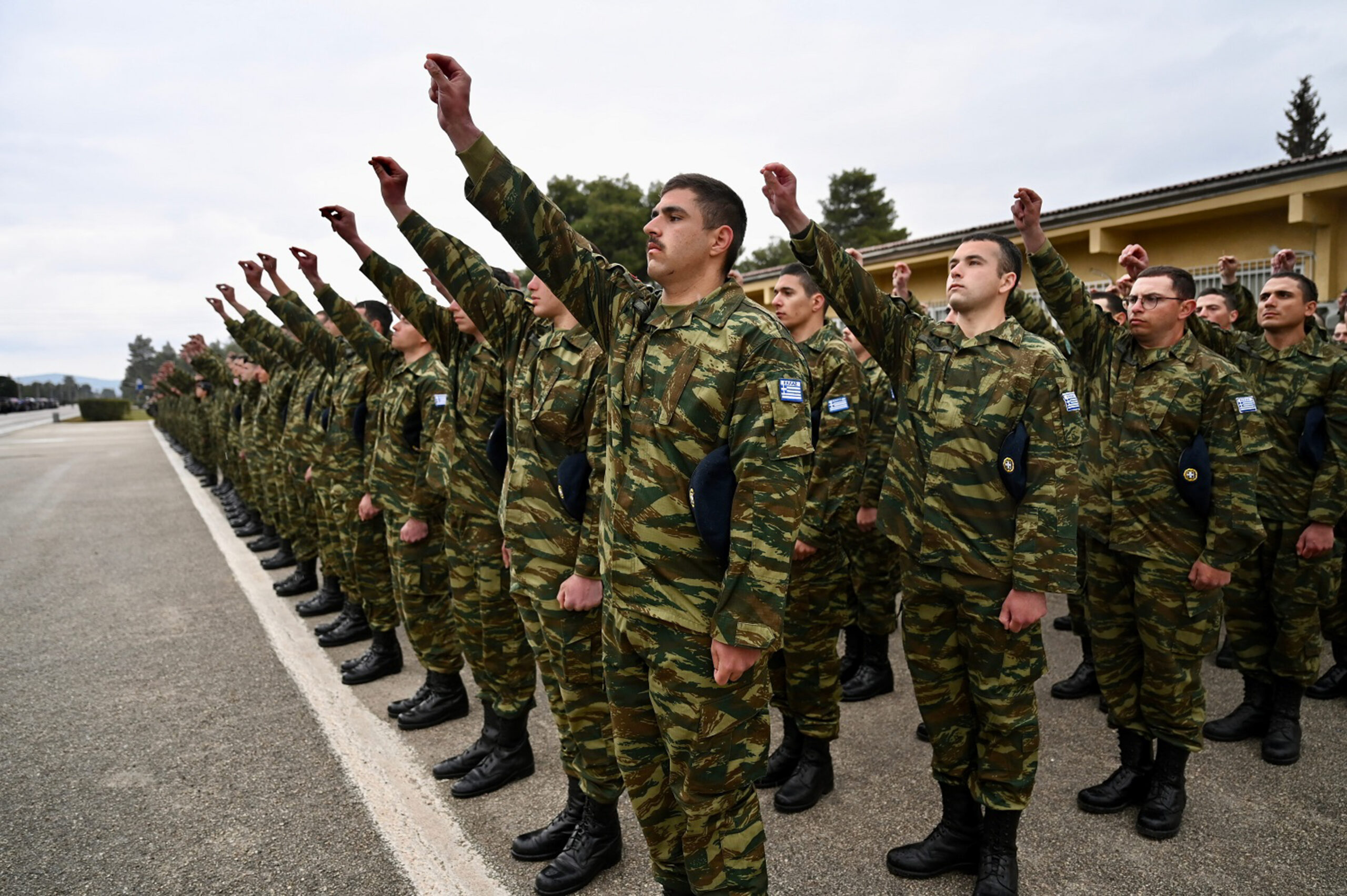 Ο Υπουργός Εθνικής Άμυνας, Νίκος Δένδιας, παρευρέθηκε την Παρασκευή 20 Μαρτίου 2026, στην ορκωμοσία των Νεοσυλλέκτων Οπλιτών της 2026 Α' ΕΣΣΟ, που πραγματοποιήθηκε στο Κέντρο Εκπαίδευσης Νεοσύλλεκτων (ΚΕΝ) στον Αυλώνα Αττικής. Την ορκωμοσία τέλεσε ο Σεβασμιώτατος Μητροπολίτης Ιλίου, Αχαρνών και Πετρουπόλεως Αθηναγόρας. Παρόντες στην ορκωμοσία ήταν ο Αρχηγός ΓΕΣ Αντιστράτηγος Γεώργιος Κωστίδης, ως εκπρόσωπος του Αρχηγού του Γενικού Επιτελείου Εθνικής Άμυνας Στρατηγού Δημήτριου Χούπη, ο Αρχηγός ΓΕΝ Αντιναύαρχος Δημήτριος - Ελευθέριος Κατάρας ΠΝ, ο Αρχηγός ΓΕΑ Αντιπτέραρχος (Ι) Δημοσθένης Γρηγοριάδης, Επίτιμοι Αρχηγοί ΓΕΣ, Ανώτατοι και Ανώτεροι Αξιωματικοί, Υπαξιωματικοί των Ενόπλων Δυνάμεων, εκπρόσωποι των Σωμάτων Ασφαλείας, εκπρόσωποι τοπικών αρχών και οικογένειες και φίλοι των νεοσύλλεκτων οπλιτών.