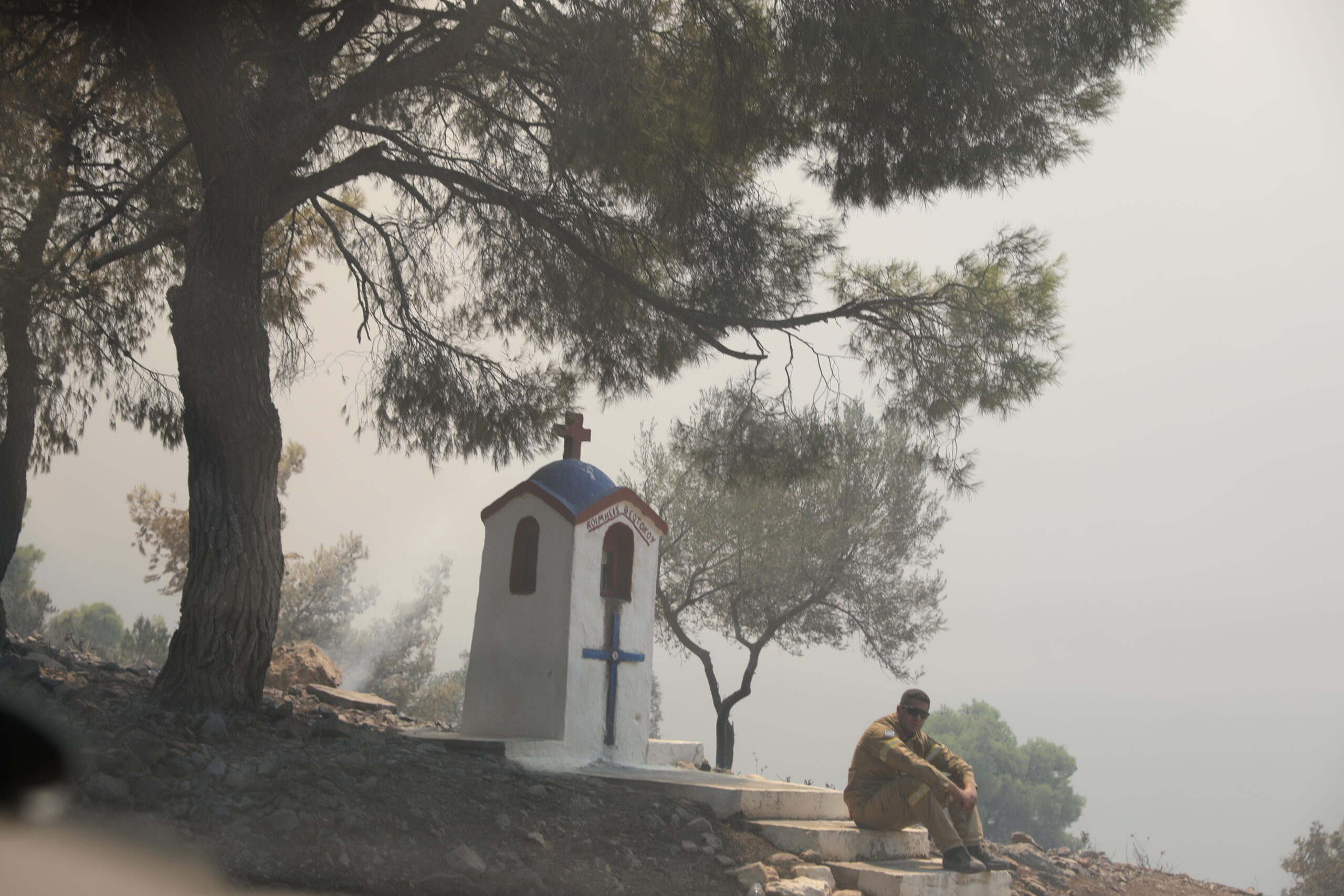 Η φωτιά από το Πόρτο Γερμενό απειλεί τον Άγιο Νεκτάριο – Απανωτά 112 σε τρεις περιοχές – Δύσκολη μάχη και στην Αιγιάλεια