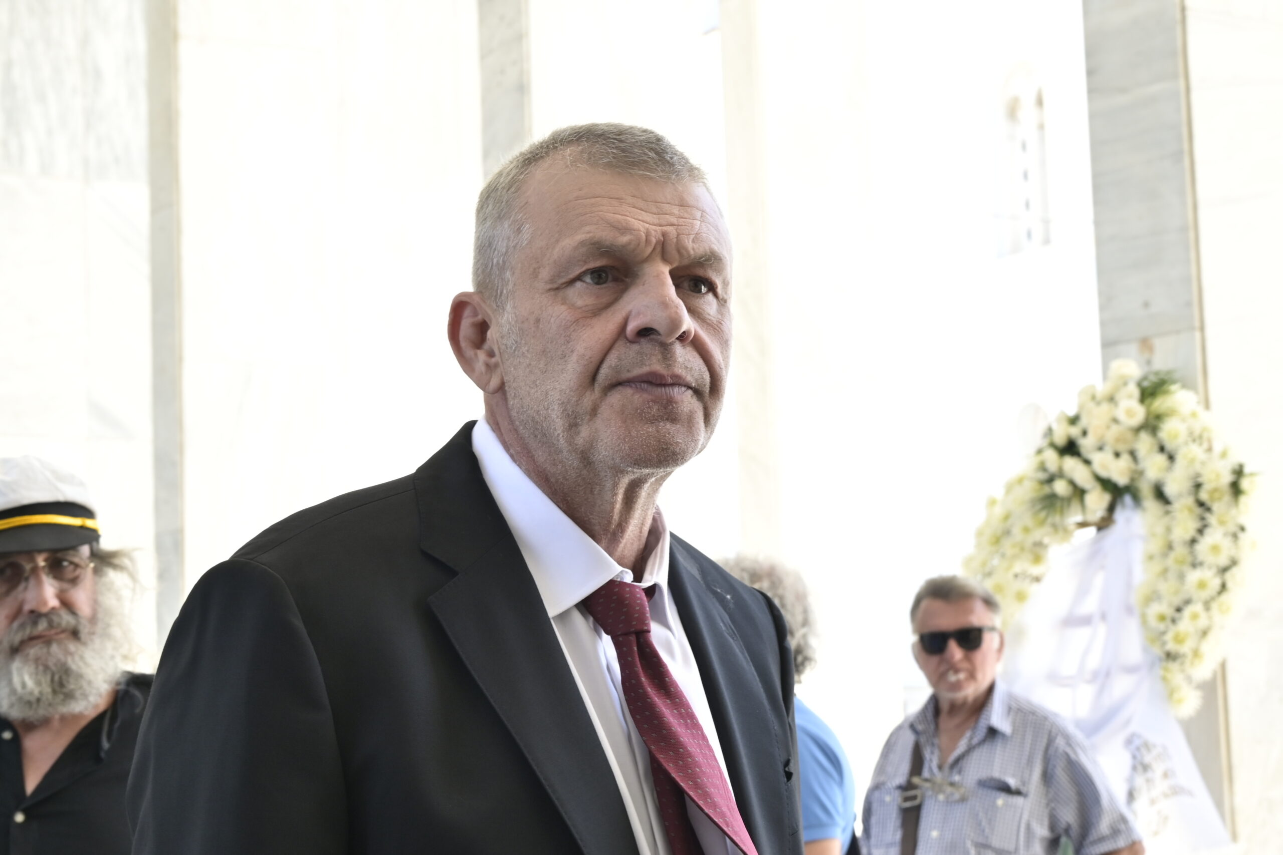 Νίκος Καλογερόπουλος: Θρήνος στην κηδεία του – Ποιοι έδωσαν το «παρών»