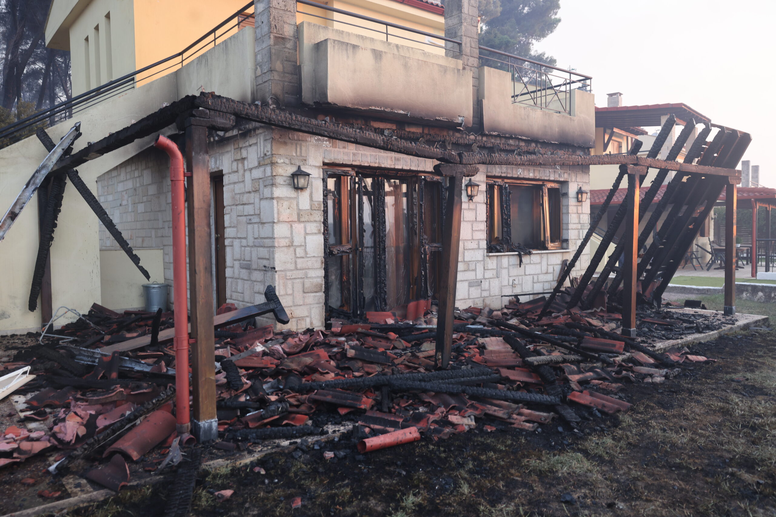 Ξεκίνησε η καταγραφή των ζημιών από την πυρκαγιά στη Χαλκιδική – Την Τετάρτη η σύσκεψη για την επόμενη μέρα