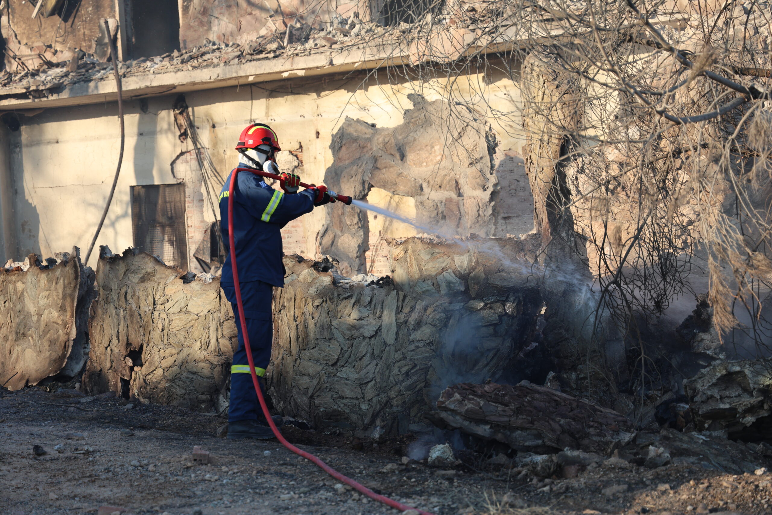 Σαλαμίνα: Το τραγικό τέλος του ηλικιωμένου ζευγαριού – Η μοιραία προσπάθεια να ξεφύγει από τις φλόγες (Βίντεο)