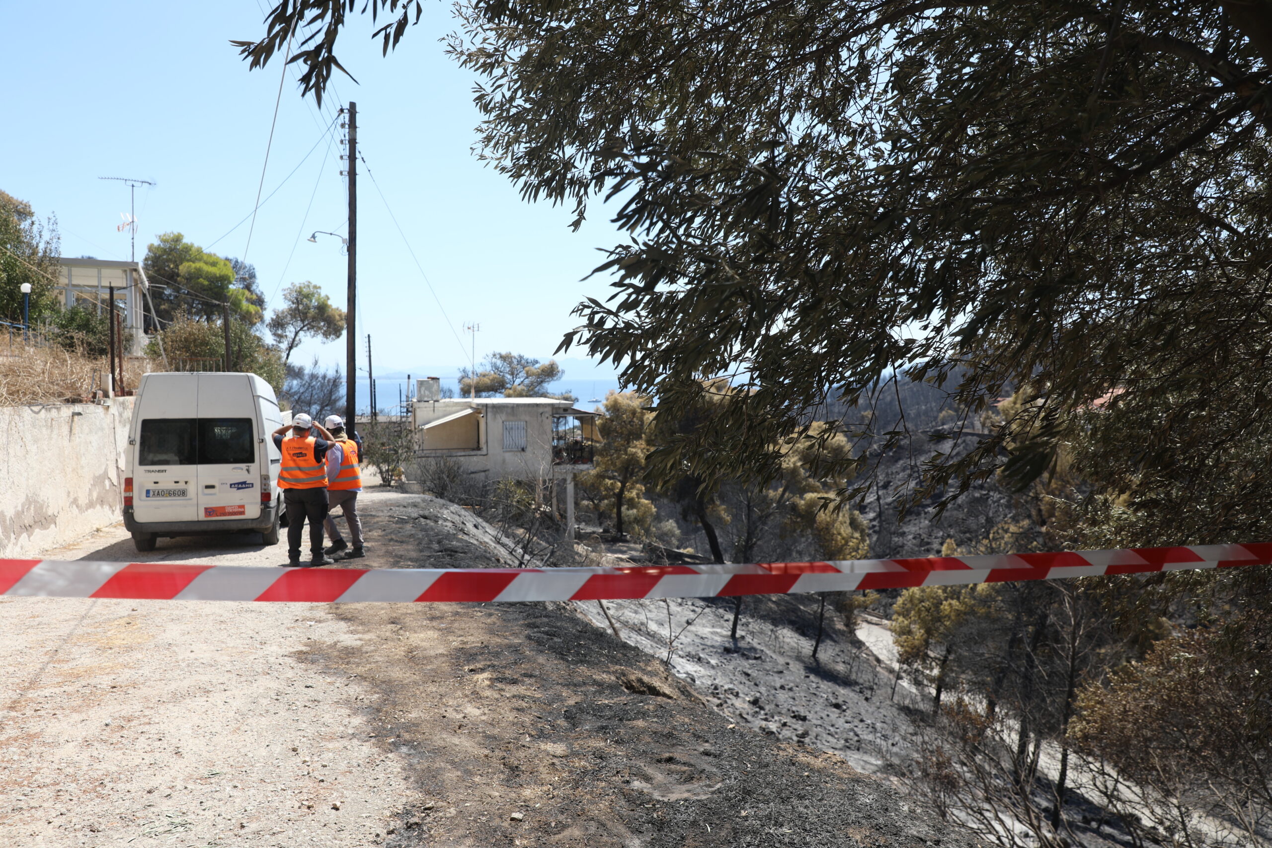 Σαλαμίνα: Ξεκινούν οι αυτοψίες στις καμένες κατοικίες – Στο μικροσκόπιο τα αίτια της φονικής πυρκαγιάς (Βίντεο)