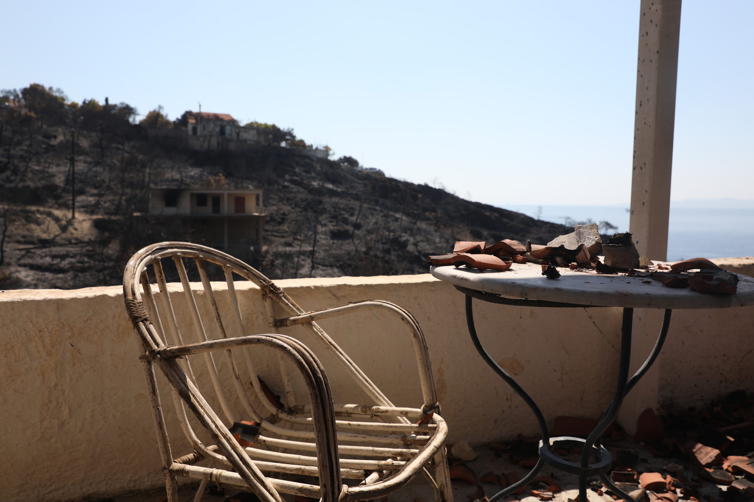 Αυτοψία στις περιοχές που επλήγησαν στην πυρκαγιά στη Σαλαμίνα απο κλιμάκια της γενικής γραμματείας αποκατάστασης φυσικών καταστροφών για την καταγραφή των ζημιών. Τρίτη 18 Αυγούστου 2026