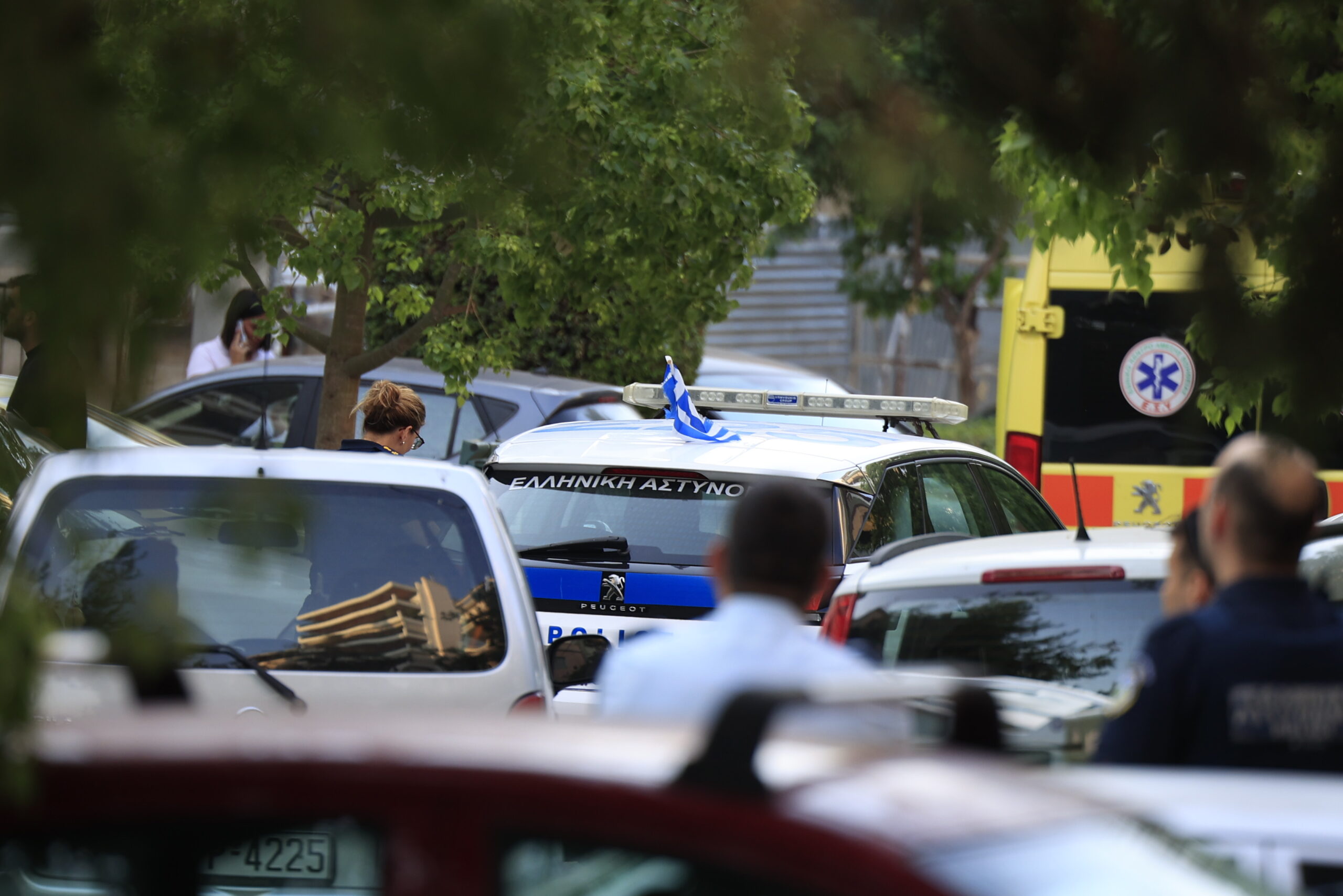 Νέα Σμύρνη: Καρτέρι θανάτου στην 45χρονη – Την πυροβόλησε στην πολυκατοικία όπου έμενε η κόρη της (Βίντεο)