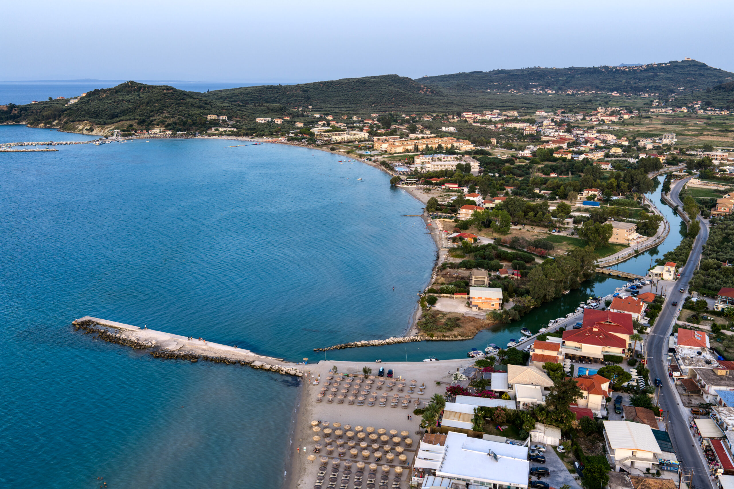 ΥΠΕΝ: Αναληθή τα περί δόμησης 25 μέτρα από τη θάλασσα – Τι αναφέρει το νέο ΕΧΣ Τουρισμού