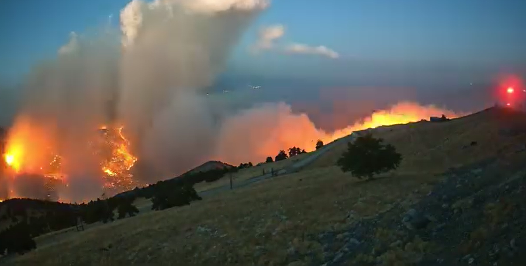Συγκλονιστικό βίντεο timelapse: Η φωτιά «καταπίνει» τις πλαγιές του Κιθαιρώνα