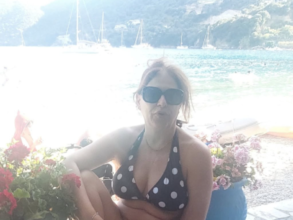Ελένη Ράντου: Η φωτογραφία με μαγιό από τις διακοπές της στη Λευκάδα – «Δεν είσαι νησί, είσαι θεραπεία»