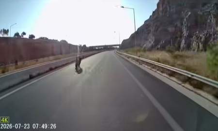 Βίντεο-σοκ: Μοτοσικλέτα προσπερνά αυτοκίνητο σαν σταματημένο