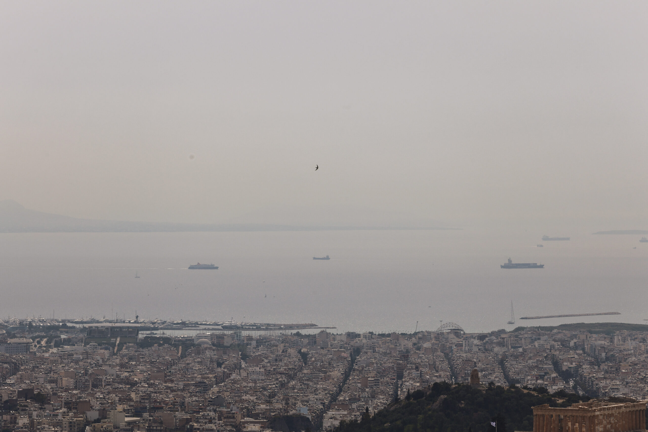 Καιρός: Παραμένει η ζέστη με αφρικανική σκόνη – Θυελλώδεις άνεμοι έως 7 Μποφόρ