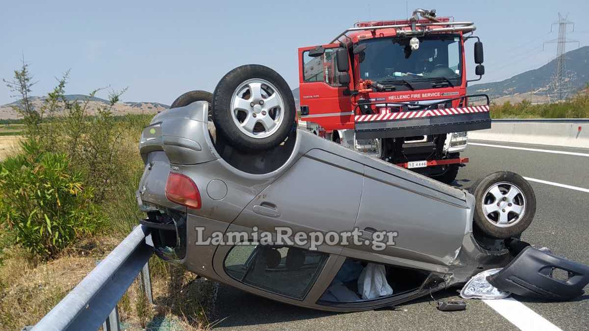 Σοβαρό τροχαίο στον Ε65: Αυτοκίνητο τούμπαρε στο οδόστρωμα