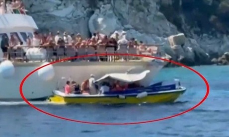 Καρέ καρέ η σύγκρουση δύο τουριστικών σκαφών στους Αντίπαξους (Βίντεο)