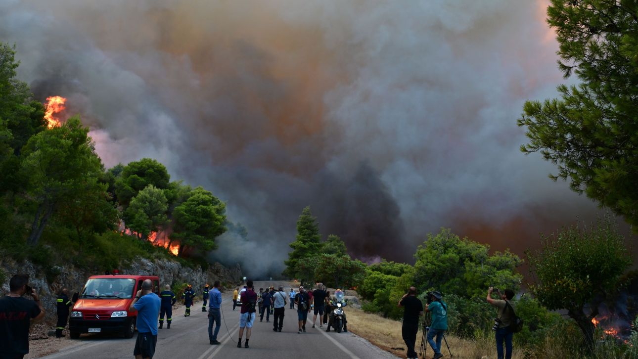 Φωτιά στη Φωκίδα: Οι φλόγες έφτασαν στο Πευκάκι – Εκκενώνονται επτά οικισμοί – Αλλεπάλληλα μηνύματα από το 112
