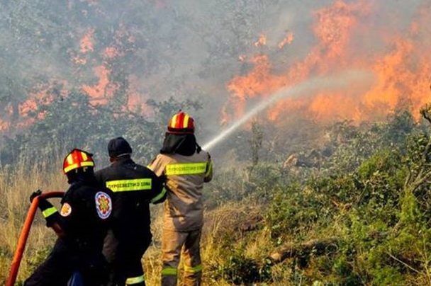 Φωτιές: Τεράστια αναζωπύρωση στο Πόρτο Γερμενό – Εκκενώνονται οικισμοί, μάχη σε τρία μέτωπα