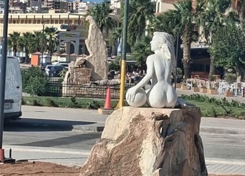Λαύριο: Αντιδράσεις για γυμνό γλυπτό στον προβλήτα – «Προσβάλλει την ιστορική μνήμη»