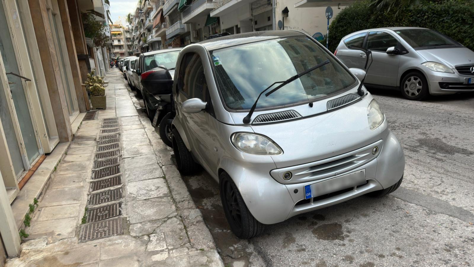 Υαλοκαθαριστήρες σηκωμένοι σε σταθμευμένα ΙΧ: Οι υποψίες για «μαρκάρισμα» αυτοκινήτων και τι πρέπει να προσέχουν οι οδηγοί