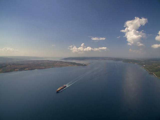 Bloomberg: Η Τουρκία περιορίζει τη διέλευση πλοίων προς τη Μαύρη Θάλασσα μέσω Δαρδανελίων