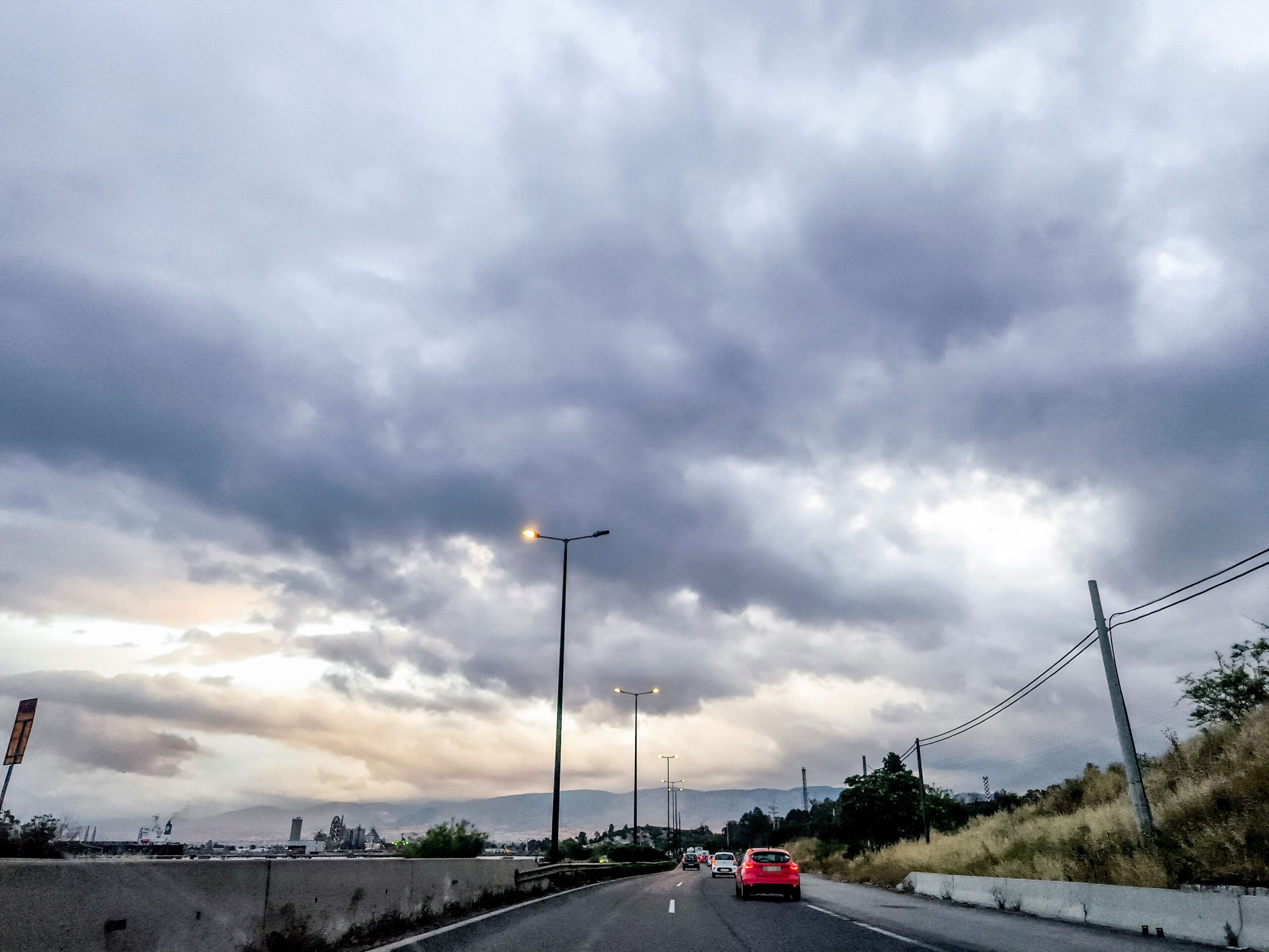 Καιρός: Επιδείνωση με μπόρες και καταιγίδες πριν από τα μεσάνυχτα – Οι περιοχές που θα πληγούν