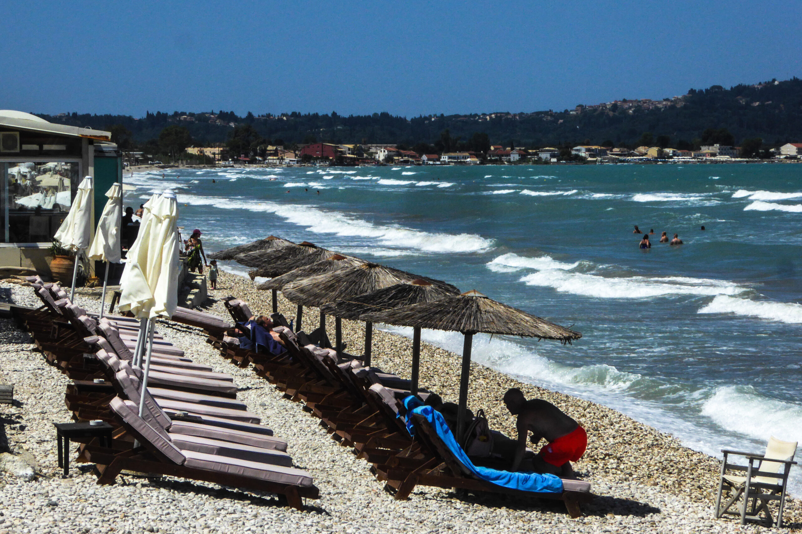 Καιρός: Υποχωρεί το μελτέμι, ανεβαίνει η θερμοκρασία – Πότε εξασθενούν σημαντικά οι άνεμοι