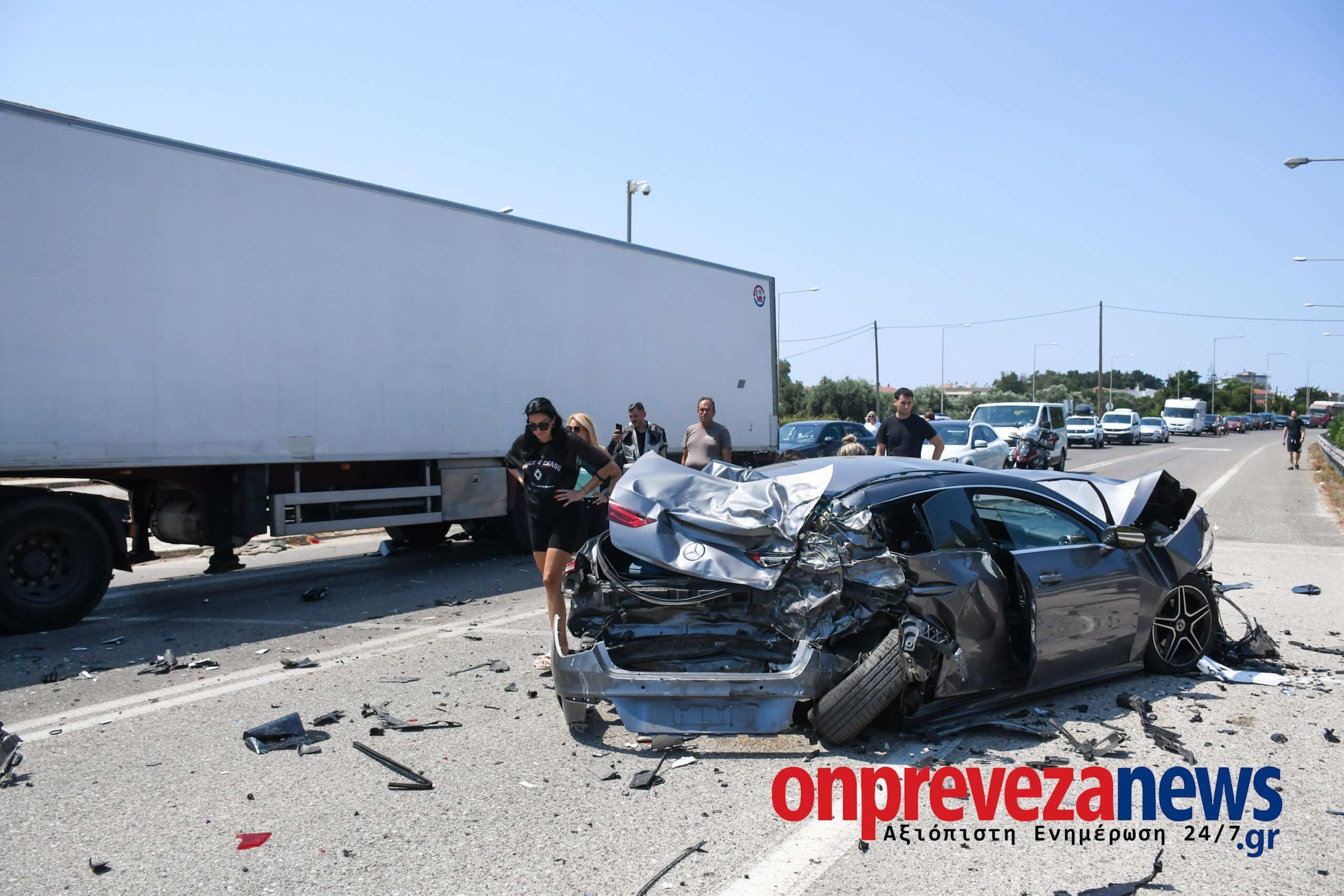 Πρέβεζα: Σφοδρή καραμπόλα στην υποθαλάσσια σήραγγα – Φορτηγό παρέσυρε 3 ΙΧ, οκτώ τραυματίες και ουρές χιλιομέτρων (Βίντεο)