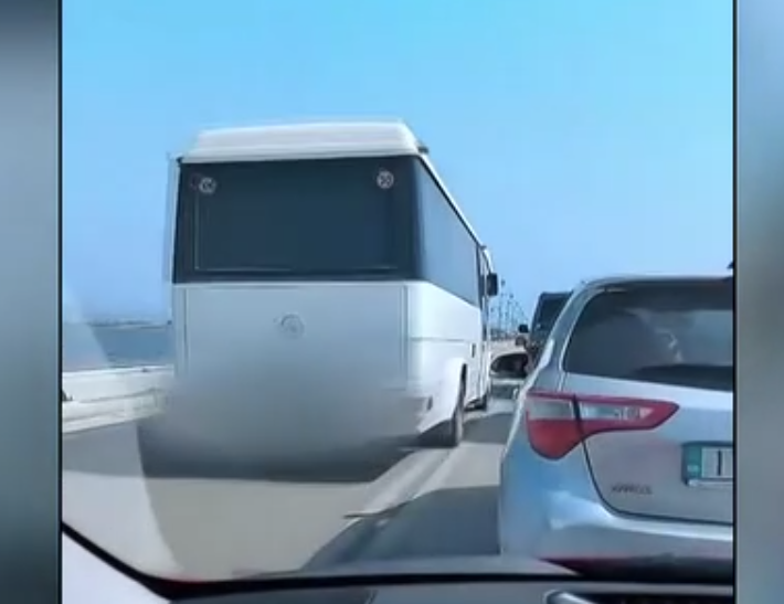 Λευκάδα: Λεωφορείο έκανε επικίνδυνη προσπέραση στη γέφυρα – Τελευταία στιγμή γλίτωσε τη σύγκρουση (Βίντεο)