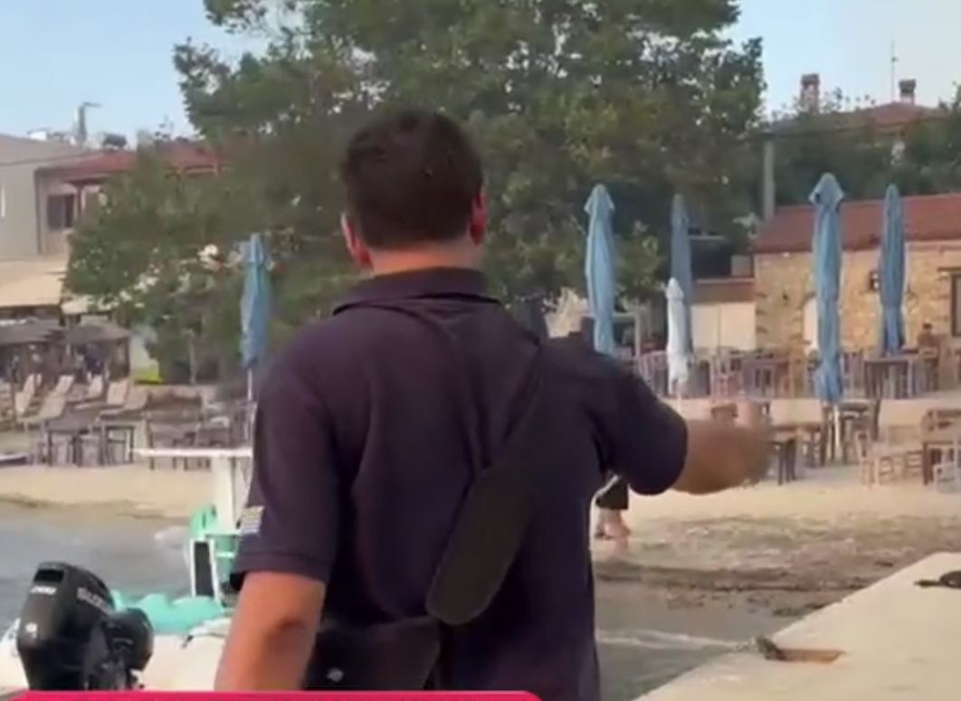 Χαλκιδική: Λιμενικός έσωσε πυροσβέστη που κατέρρευσε στη θάλασσα (Συγκλονιστικό βίντεο)