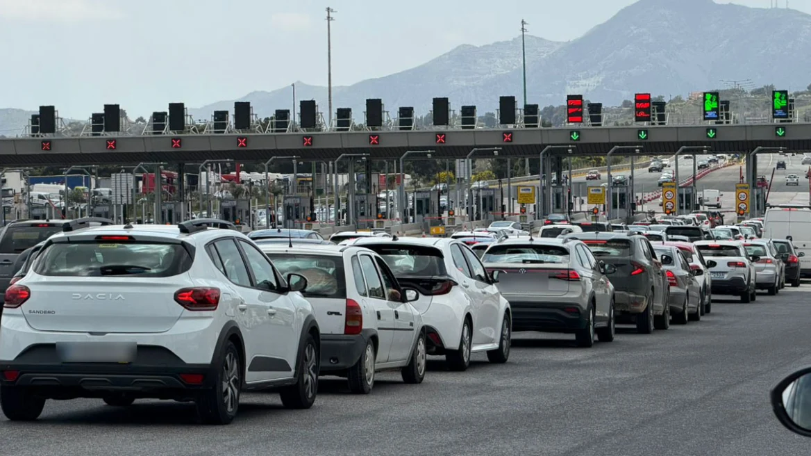 Επιστροφή εκδρομέων: Μποτιλιάρισμα στην Αθηνών – Κορίνθου και στα διόδια Ελευσίνας