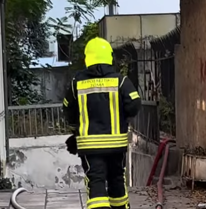 Θεσσαλονίκη: Φωτιά σε υπόγειο πολυκατοικίας – Άμεση επέμβαση της Πυροσβεστικής (Βίντεο)