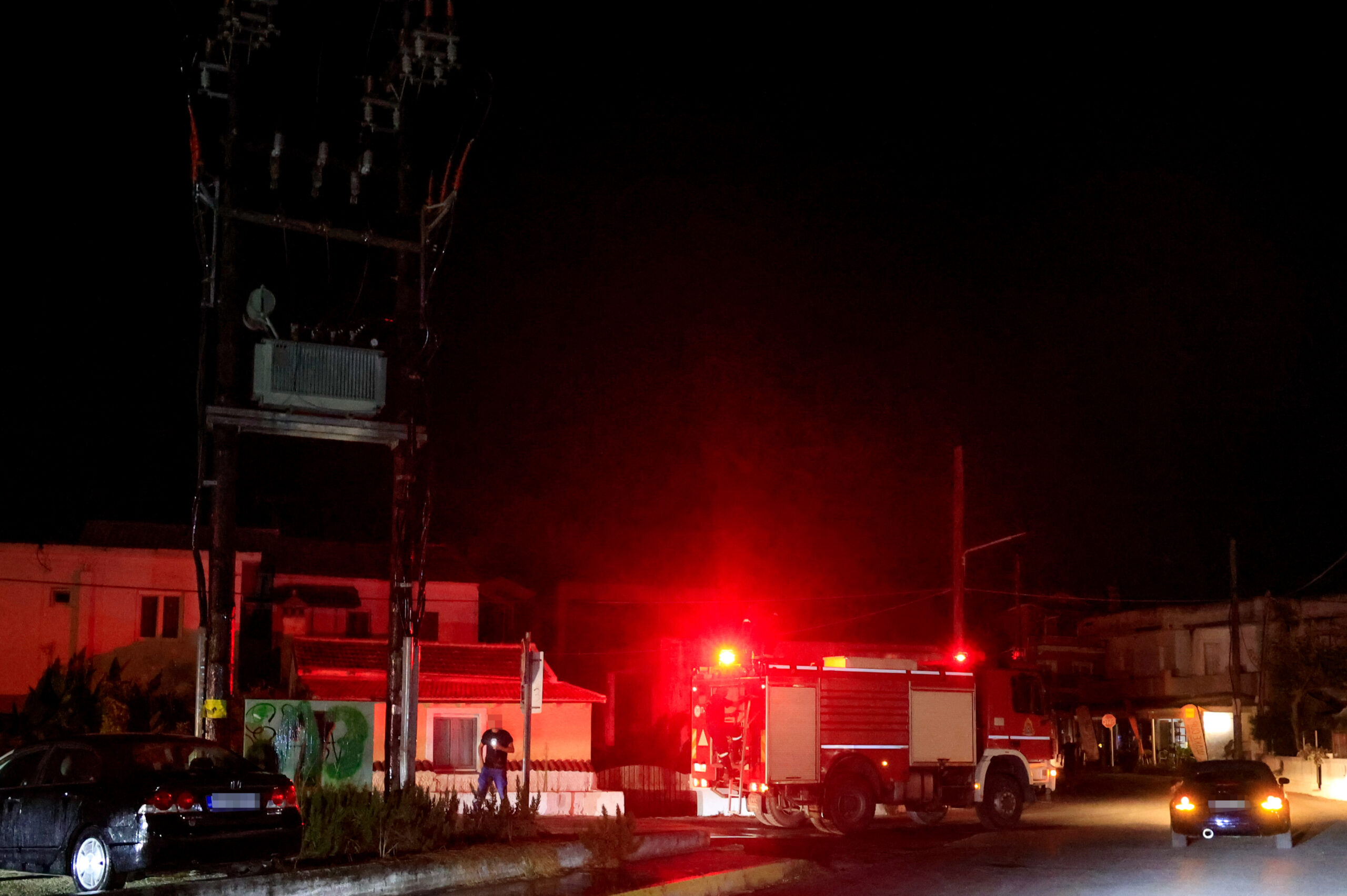 Φωτιά σε υπαίθριο χώρο στην Άνω Γλυφάδα κοντά σε οικίες